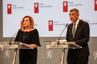 Babiš ani Schillerová nehnou prstem. Politici varu...